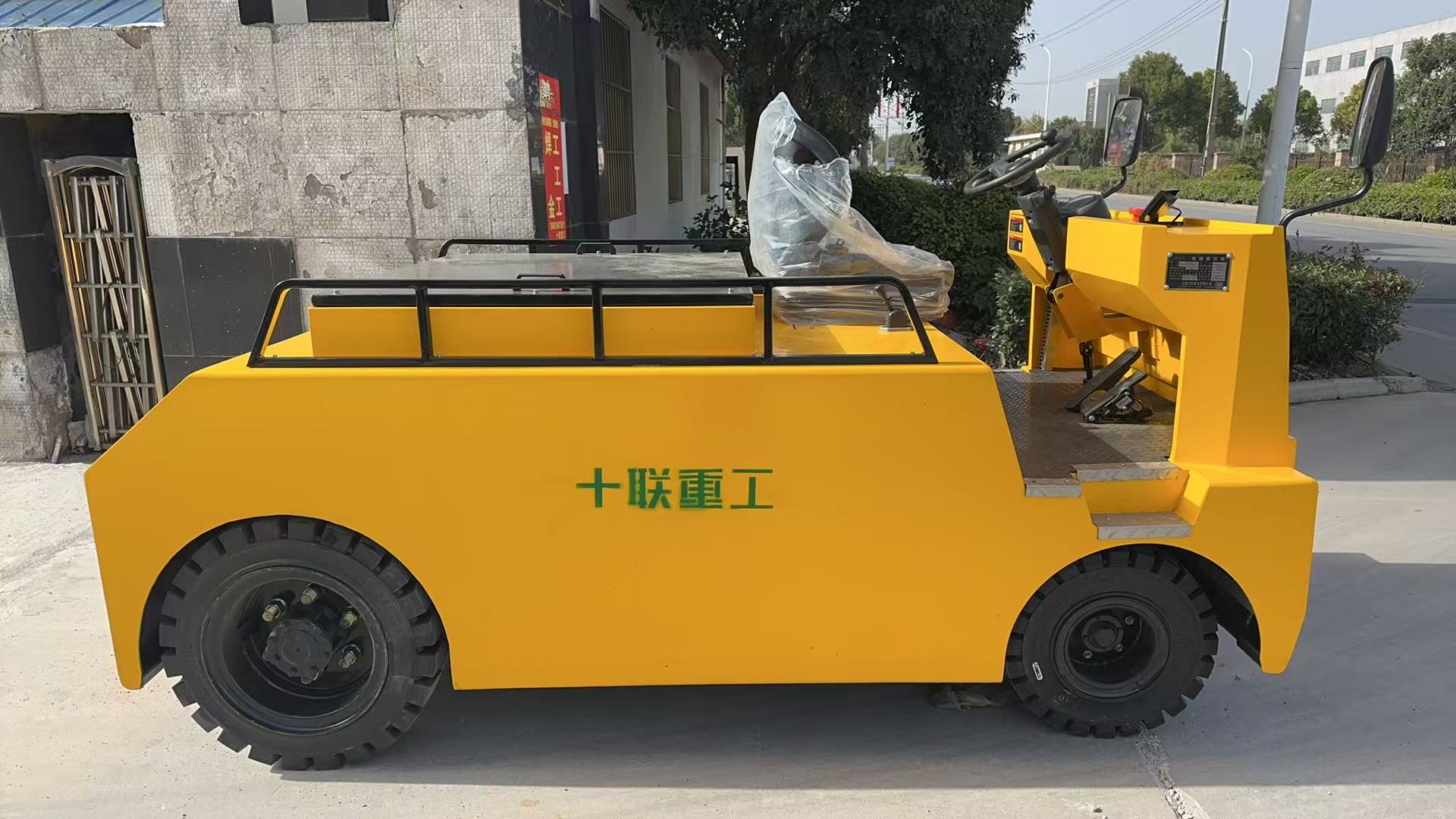 电动牵引车