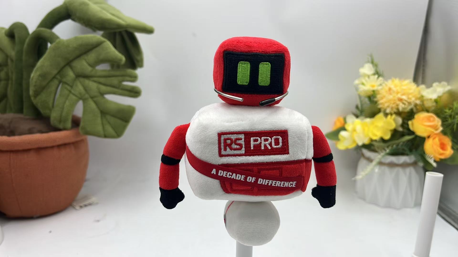 尼康相机RS PRO 十周年纪念毛绒机器人玩偶定制玩偶（红白配色，挂饰 / 摆件）